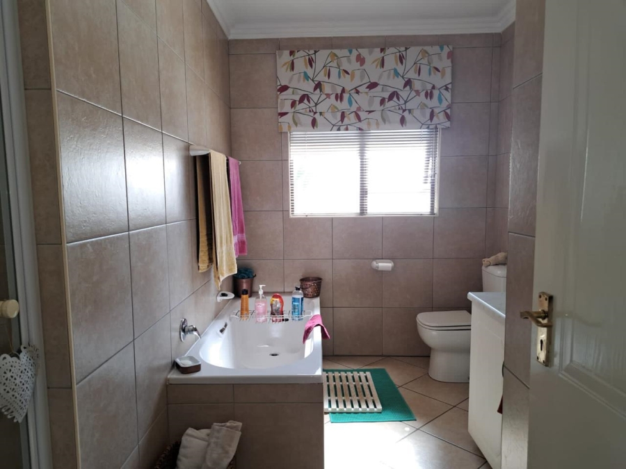 To Let 4 Bedroom Property for Rent in Melodie North West
